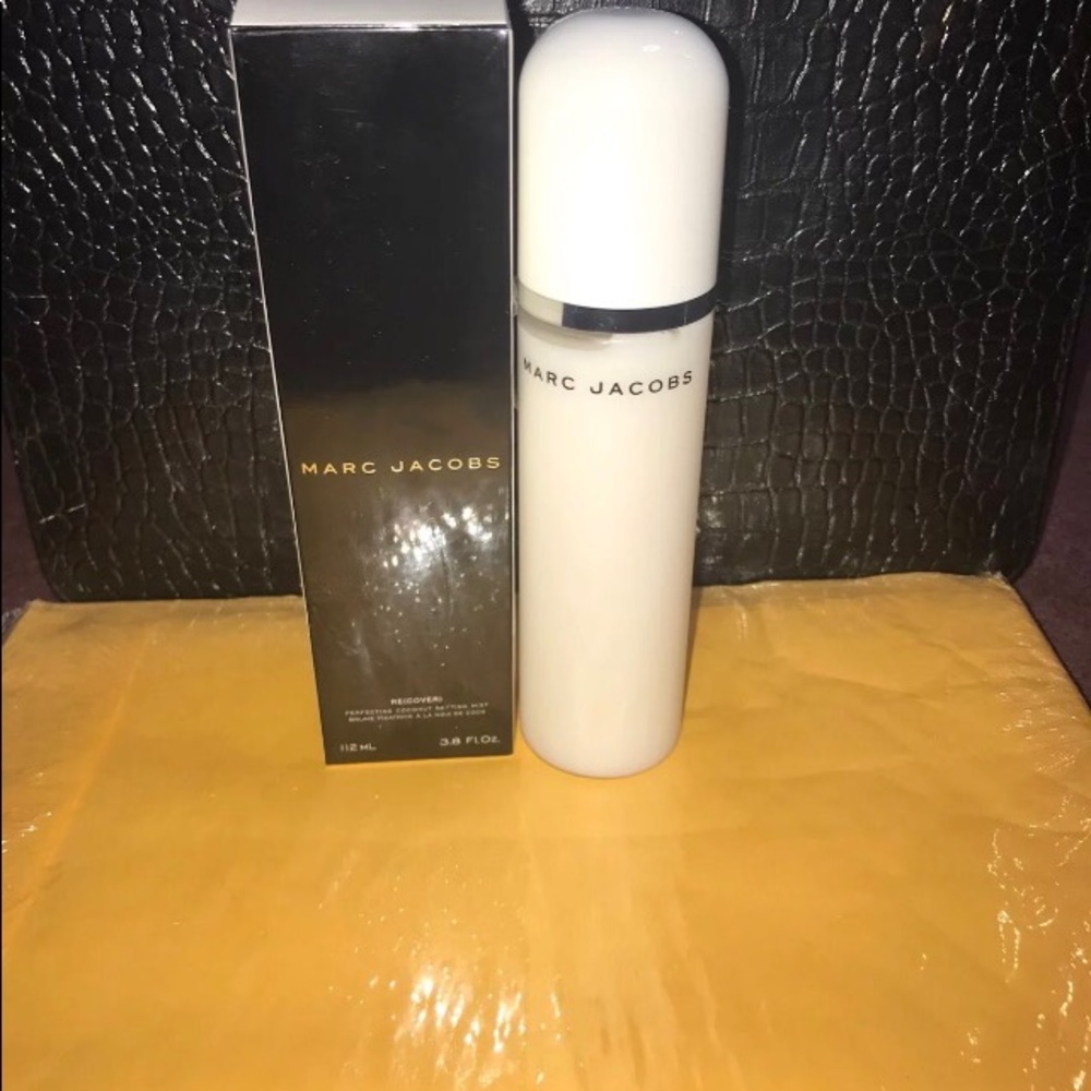 Marc Jacobs setting powder